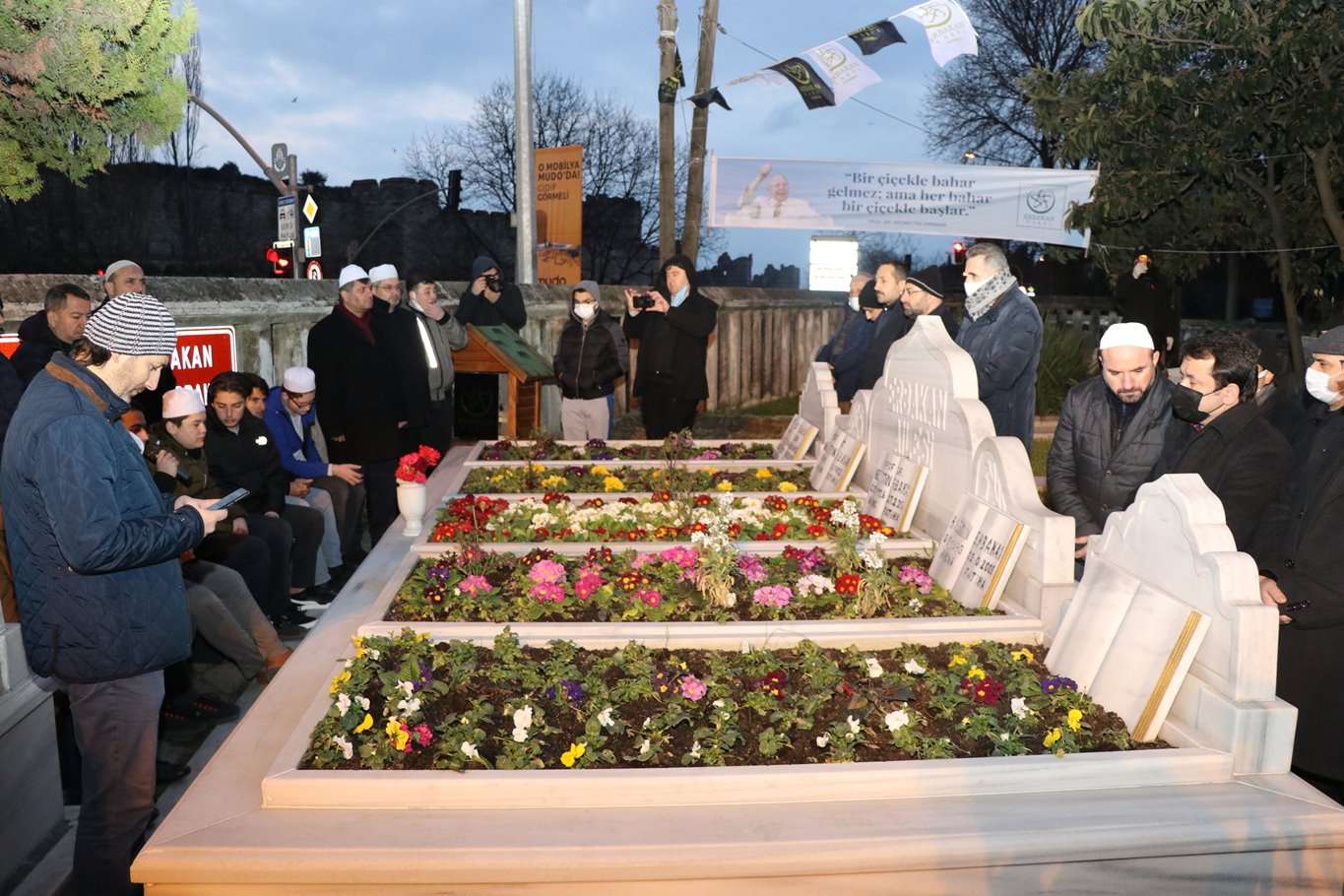 Merhum başbakan Necmettin Erbakan mezarı başında dualarla anıldı Merhum başbakan Necmettin Erbakan mezarı başında dualarla anıldı